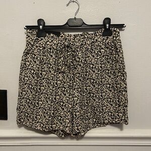 NWT Banana Republic Black and Cream Floral Print Shorts - Size XS